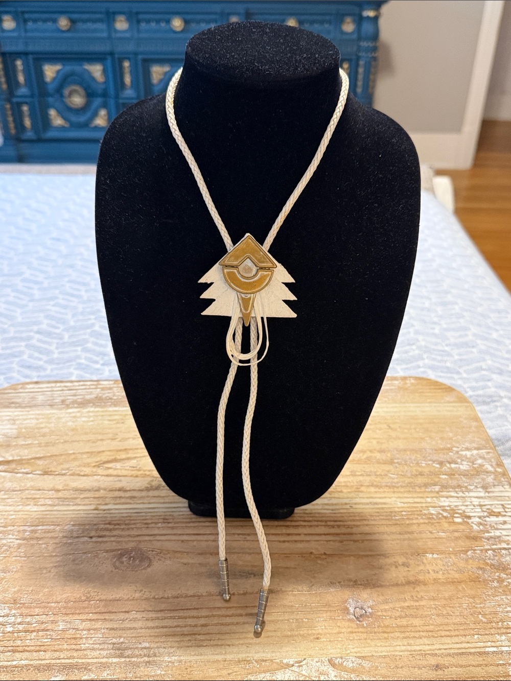 Vintage Men’s White Leather Rope Gold Tone Western Bolo Tie